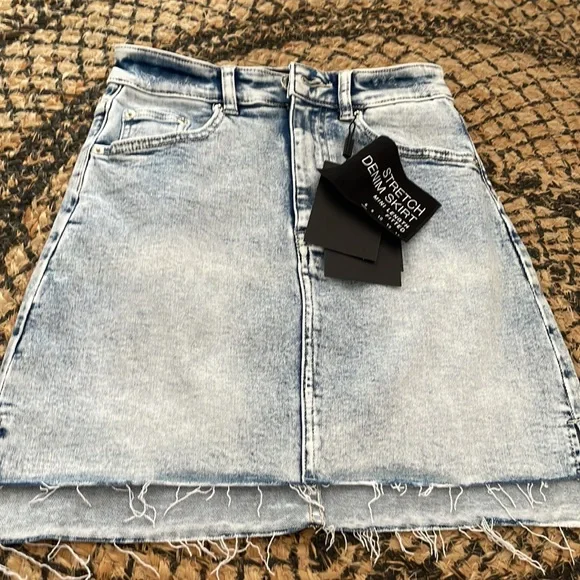 DECJUBA size 6 NEW denim skirt. Has stretch. - Picture 8 of 8